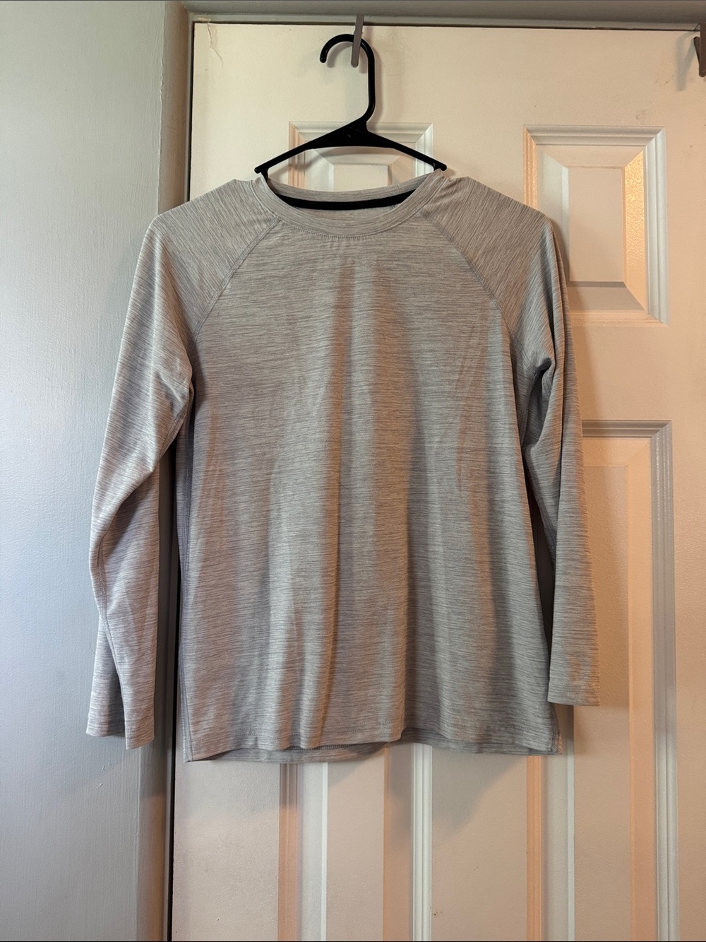 Old Navy Light Gray Long-Sleeve Kids Tee